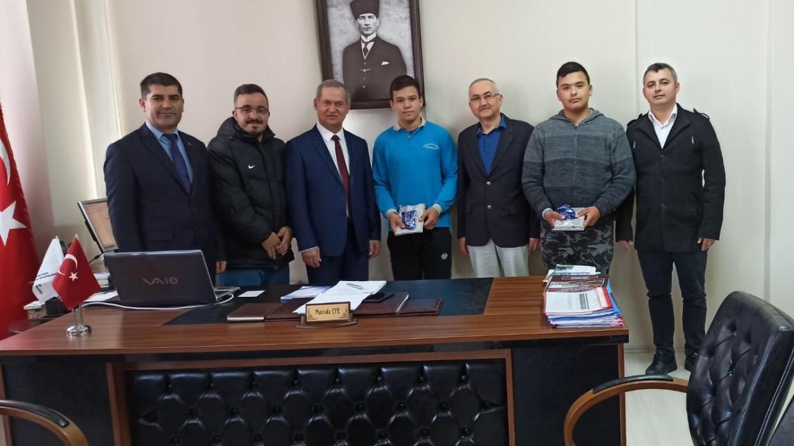 Türkiye 3.'sü Güreşçilerimiz İlçe Millî Eğitim Müdürümüz Mustafa EFE Tarafından Ödüllendirildi